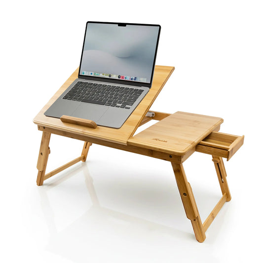 Table de lit Movadek en bambou naturel avec ordinateur portable posé dessus